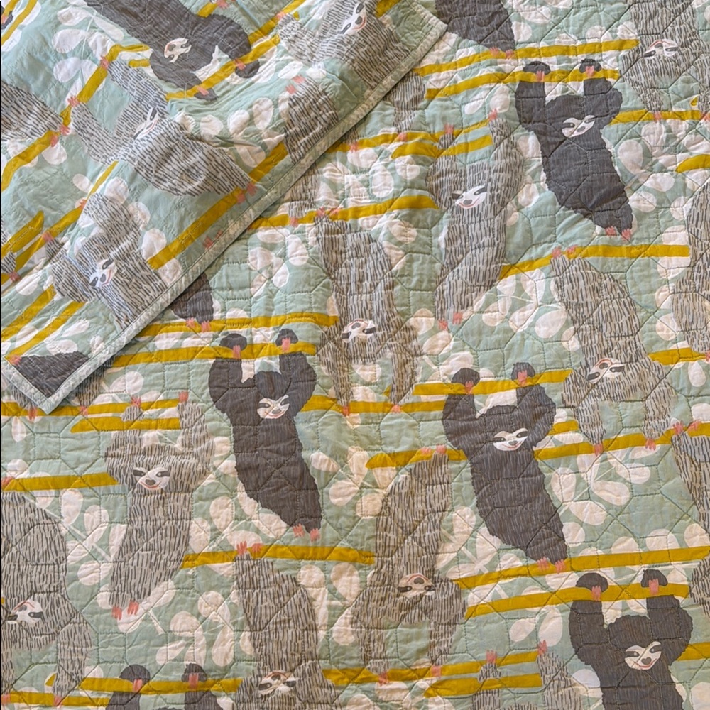 Sloth Patterned Quilt Comforter. Twin size